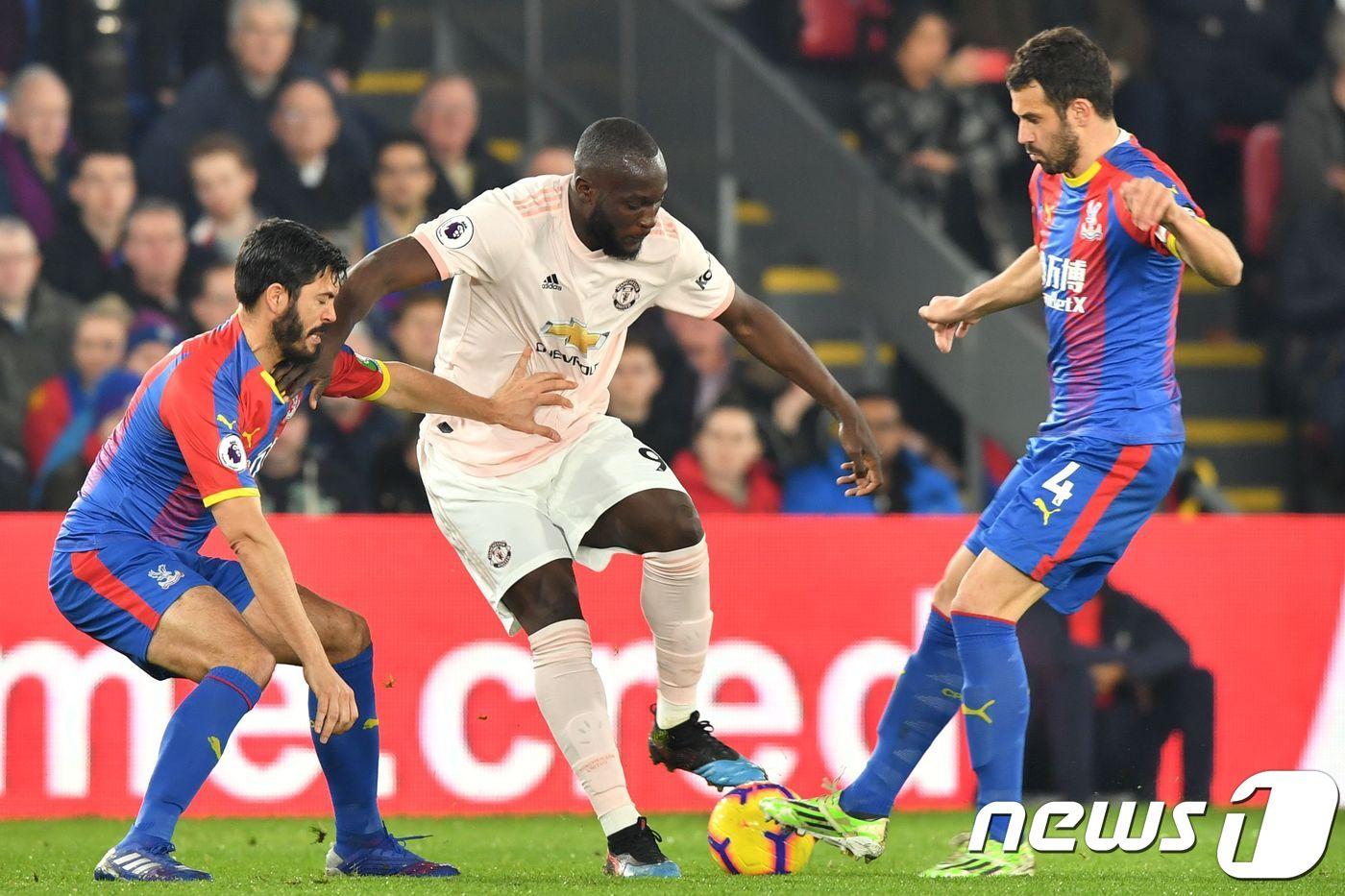 맨체스터 유나이티드 로멜루 루카쿠(가운데)가 28일(한국시간) 열린 크리스탈 팰리스와의 경기에서 수비수 사이로 돌파를 시도하고 있다. ⓒ AFP=뉴스1