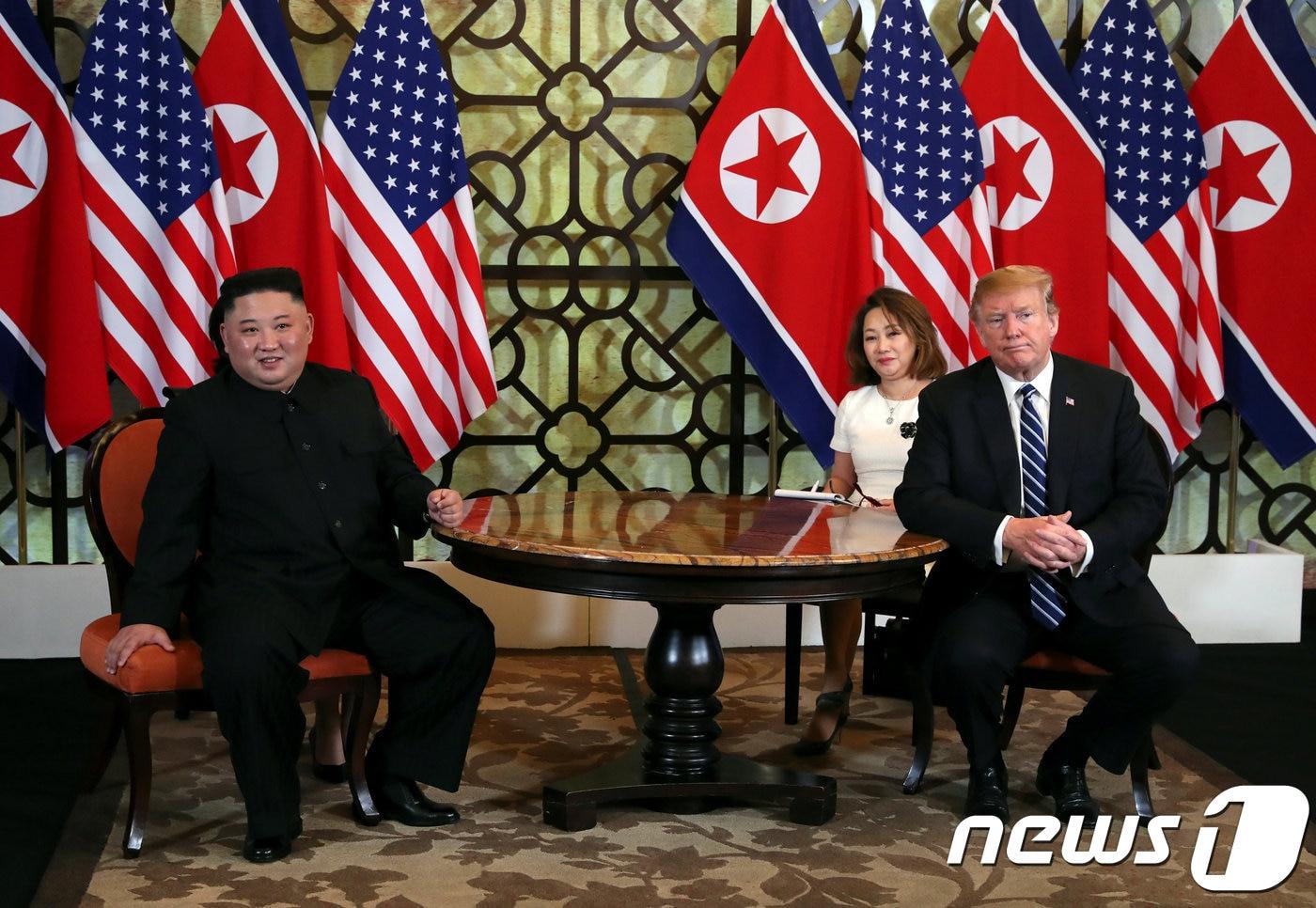 본문 이미지 - 김정은 북한 노동당 총비서와 도널드 트럼프 미국 대통령이 지난 2019년 2월 28일 베트남 하노이 메트로폴 호텔에서 만난 모습. ⓒ 로이터=뉴스1