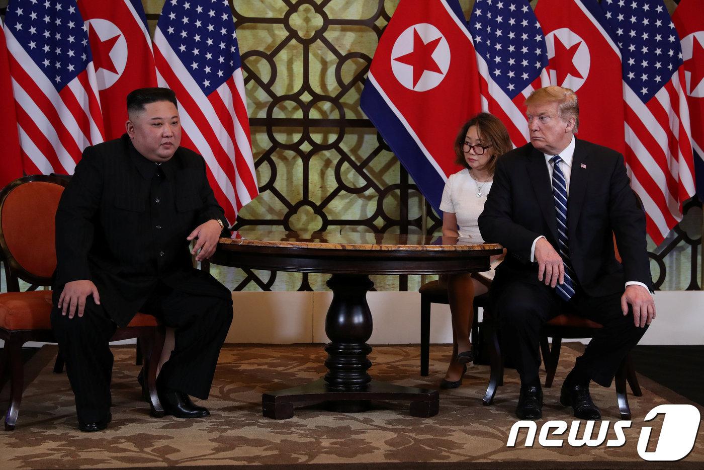 본문 이미지 - 도널드 트럼프 미국 대통령과 김정은 북한 국무위원장이 28일 오전 단독회담으로 일정을 시작했다. ⓒ 로이터=뉴스1 ⓒ News1 이동원 기자