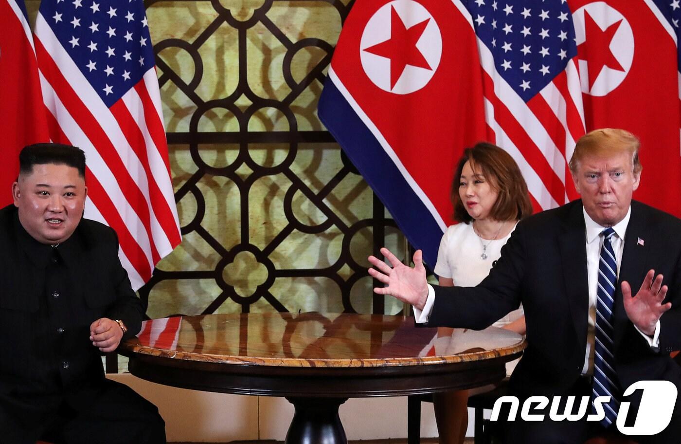 김정은 북한 노동당 총비서와 도널드 트럼프 미국 대통령 28일 오전(현지시간) 베트남 하노이 메트로폴 호텔에서 2차 단독정상회담을 하고 있다. ⓒ 로이터=뉴스1