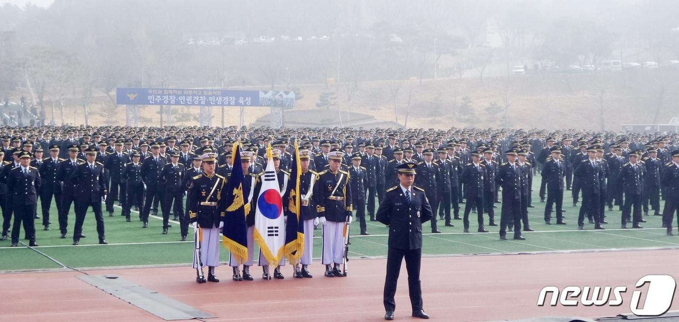 본문 이미지 - 28일 충북 충주 중앙경찰학교에서 294기 신임경찰 졸업식이 열렸다. 2019.2.28./뉴스1 ⓒ News1 장천식 기자