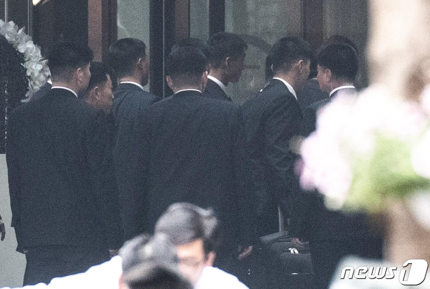 김정은 북한 국무위원장과 도널드 트럼프 미국 대통령의 2차 북미정상회담이 상호합의 없이 끝난 28일 오후 북한 경호팀 관계자들이 숙소인 베트남 하노이 멜리아 호텔로 복귀하고 있다. 2019.2.28/뉴스1 ⓒ News1 성동훈 기자