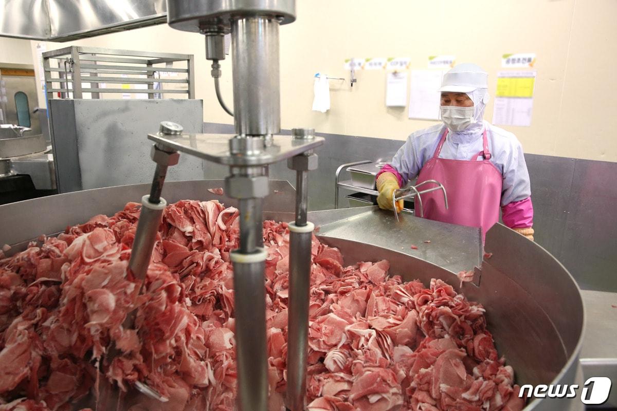 본문 이미지 - 아워홈 CK 핵심 조리시설인 대형 볶음솥. ⓒ 뉴스1