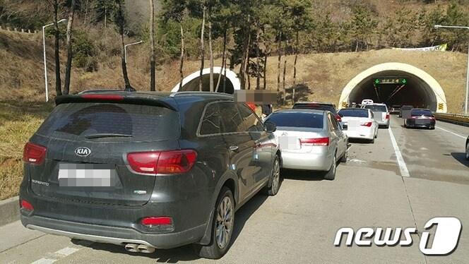 본문 이미지 - 5일 오전 10시16분쯤 전남 장성군 북이면 호남고속도로 상행선 원덕터널 입구에서 11중 추돌사고가 발생했다. 이 사고로 2명이 병원으로 이송돼 치료를 받았고 일대 교통이 1시간 가량 극심한 정체를 빚었다. 사진은 사고현장의 모습.(전남지방경찰청 제공)2019.2.5/뉴스1