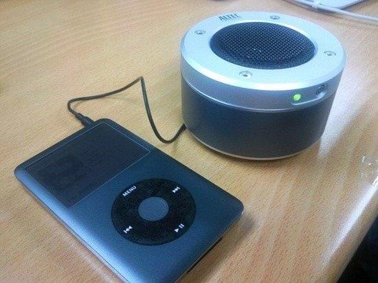 본문 이미지 - 아이팟 클래식(왼쪽)