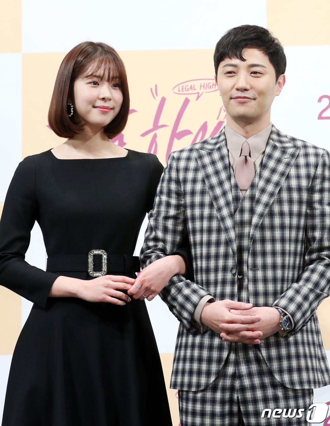 본문 이미지 - 배우 서은수, 진구(오른쪽)가 7일 오후 서울 강남구 논현동 임피리얼 팰리스 호텔에서 열린 JTBC 새 금토 드라마 ‘리갈하이’(극본 박성진, 연출 김정현) 제작 발표회에 참석해 포즈를 취하고 있다.  2019.2.7/뉴스1 ⓒ News1 권현진 기자