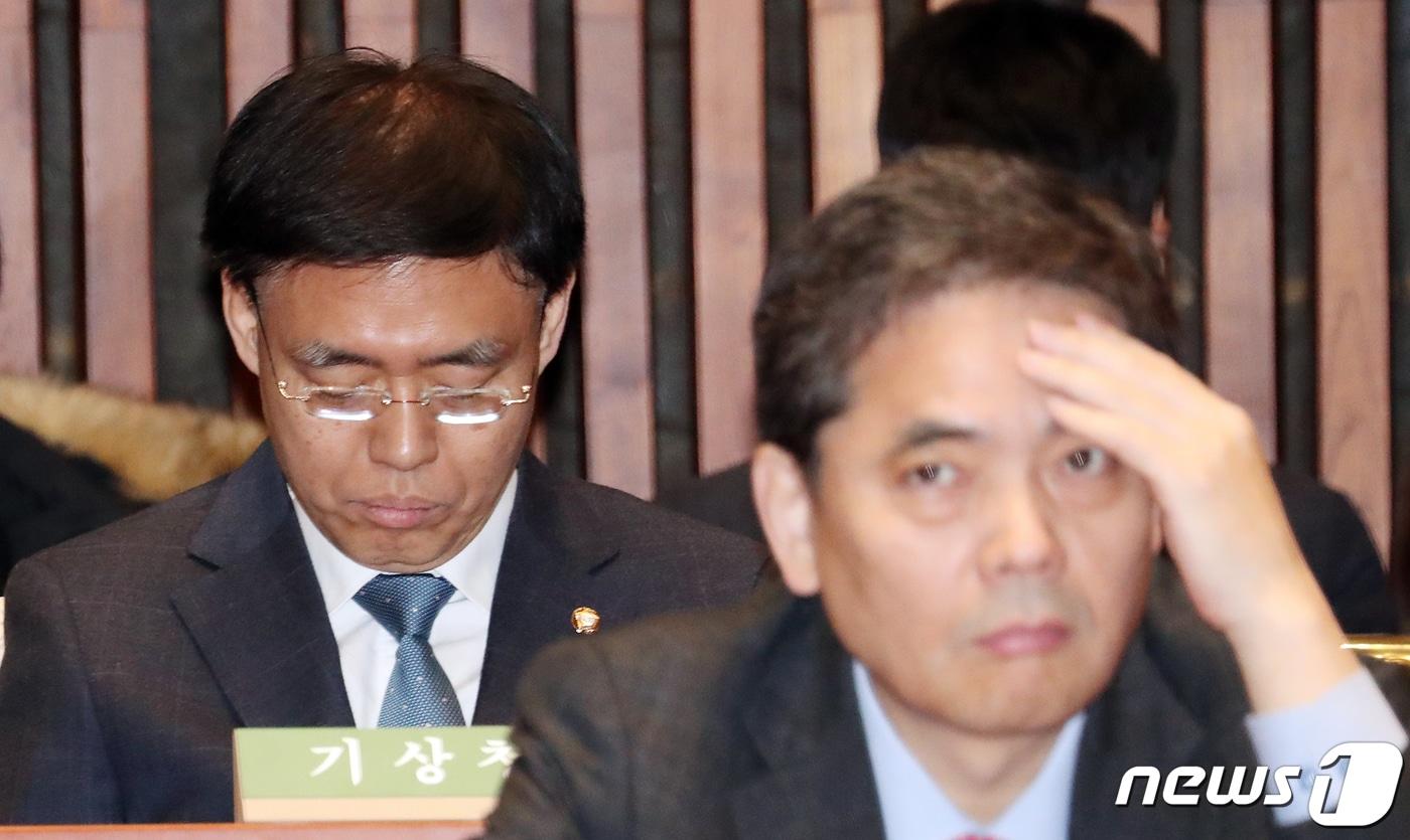 본문 이미지 - 최교일, 곽상도 자유한국당 의원이 지난 7일 서울 여의도 국회에서 열린 의원총회에서 나경원 원내대표의 발언을 듣고 있다. 2019.2.7/뉴스1 ⓒ News1 김명섭 기자