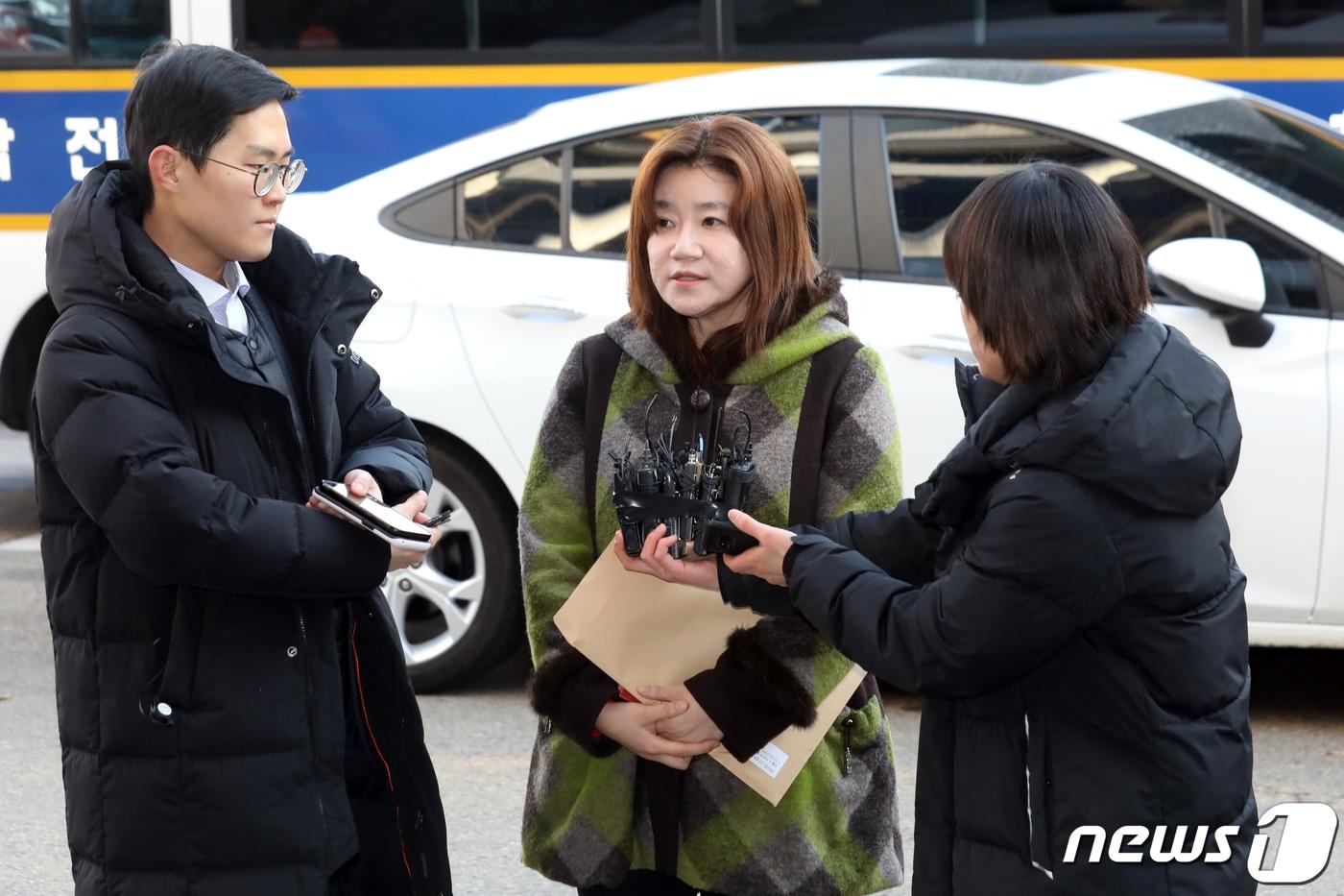 본문 이미지 - 유튜버 양예원의 변호인 이은의 변호사가 7일 오후 명예훼손과 모욕 등 혐의로 '악플러' 100여명을 고소하기 위해 서울 서초경찰서로 들어서며 취재진 질문에 답하고 있다. 2019.2.7/뉴스1 ⓒ News1 황기선 기자