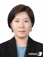 본문 이미지 - 문재인 대통령이 7일 여성가족부 차관에 김희경 문화체육관광부 차관보를 임명했다. 김희경 차관은 서울대 인류학과를 졸업해 언론인, 아동 인권·청소년 활동가, 문화체육관광부 차관보를 거쳐 차관에 임명됐다. (청와대 제공) 2019.2.7/뉴스1