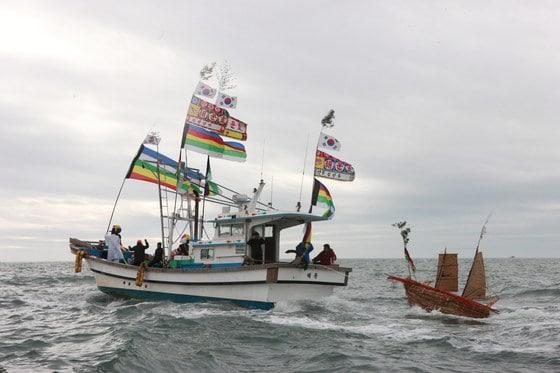 본문 이미지 - 부안군 위도면에서 열린 띠뱃놀이 공개행사 중 마지막 순서로 모선이 띠배를 끌고 바다 한가운데로 나아가고 있다.(부안군 제공) 2019.2.7 /뉴스1 