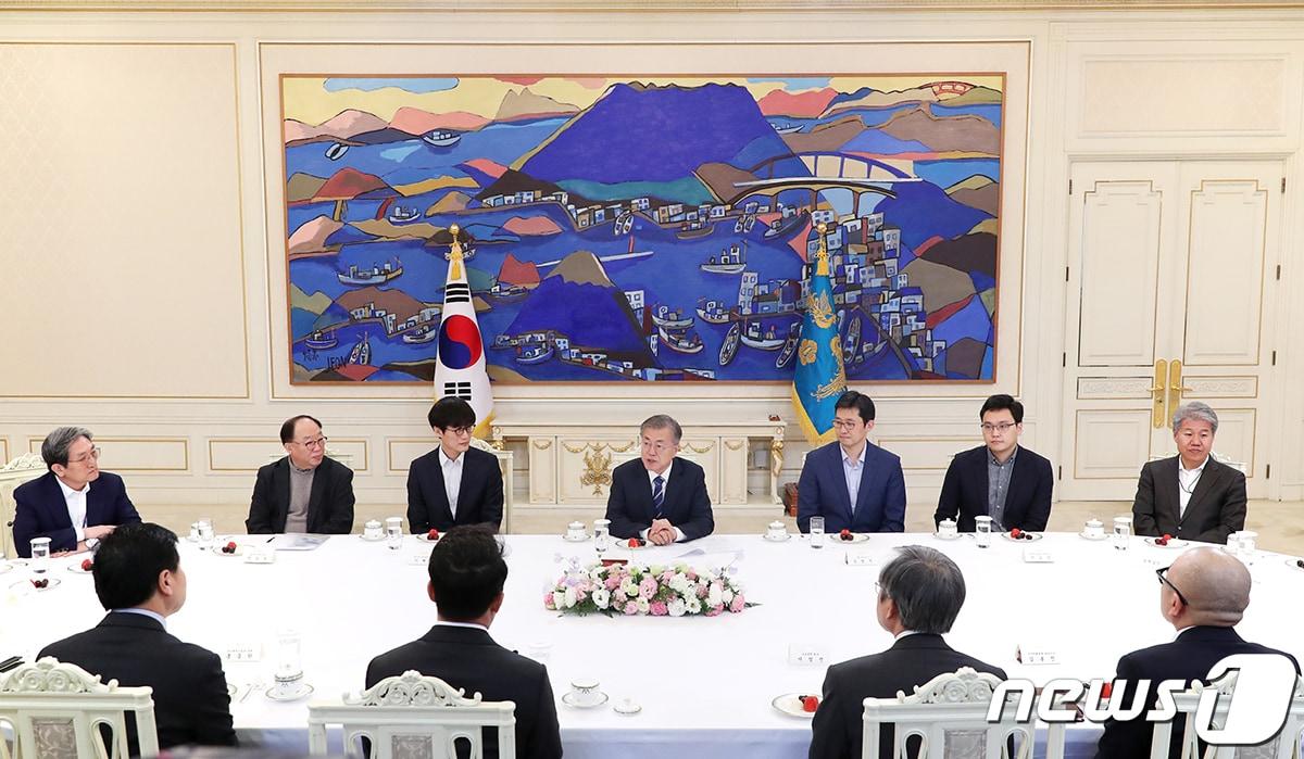 본문 이미지 - 문재인 대통령이 7일 오후 청와대에서 열린 혁신벤처기업인 간담회에서 참석자들과 대화하고 있다.(청와대 제공) 2019.2.7/뉴스1