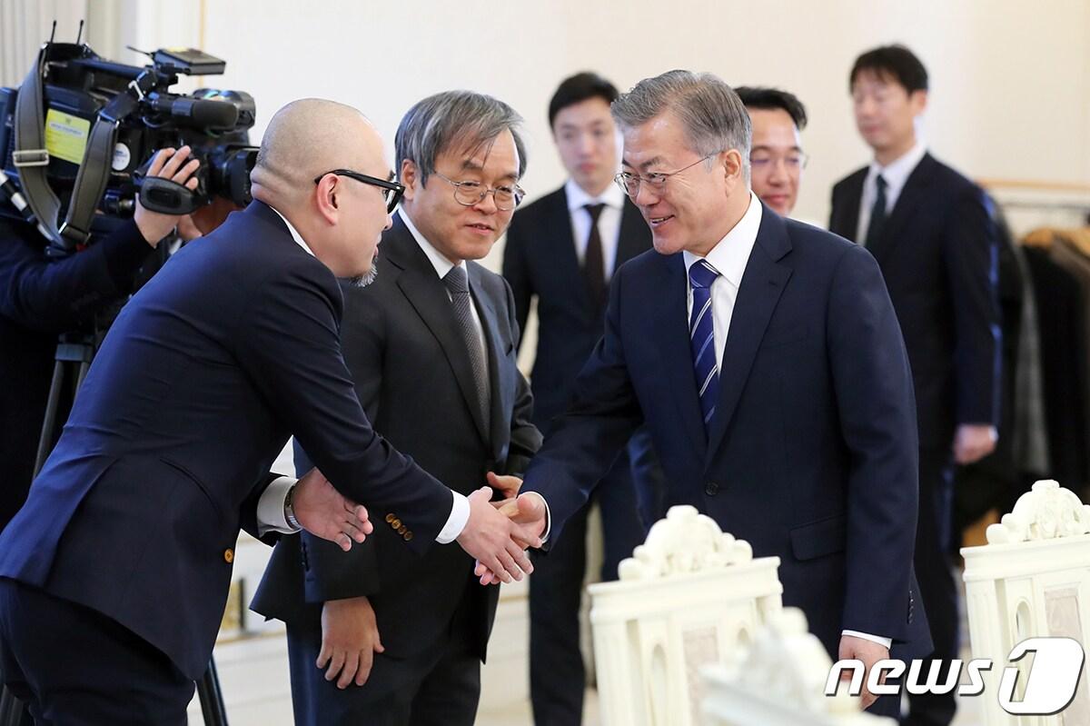 본문 이미지 - 문재인 대통령이 7일 오후 청와대에서 열린 혁신벤처기업인 간담회에서 참석자들과 인사하고 있다.(청와대 제공) 2019.2.7/뉴스1