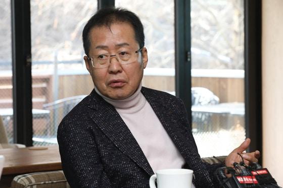 본문 이미지 - 2017년 5월 친박계 의원들을 '바퀴벌레'로 비유, 반발을 샀던 홍준표 전 자유한국당 대표는 28일 김종인 비대위 체제 논란에 침묵을 지키고 있는 중진들을 향해 "수습된 뒤 슬그머니 나와 자리를 차지하려 한다"며 바퀴벌레론을 재 등장시켰다.  ⓒ News1 