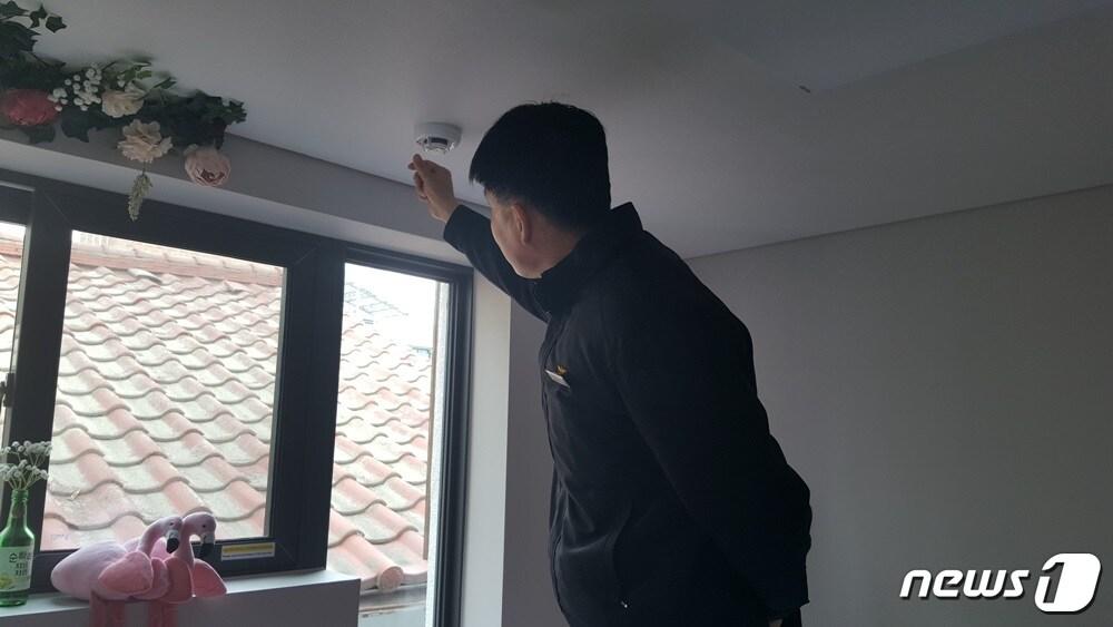 본문 이미지 - 지난해 외국인관광 도시민박업 현장점검 시 소방시설의 정상 작동여부를 점검하고 있는 모습. (마포구 제공) ⓒ 뉴스1