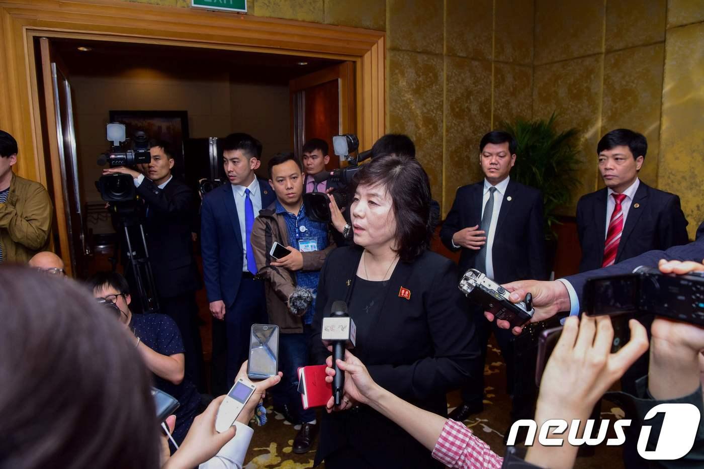 지난 2019년 3월 1일 새벽(현지시간) 베트남 하노이 멜리아호텔에서 북한 최선희 외무성 부상이 기자회견을 갖고 김정은 노동당 총비서와 도널드 트럼프 미국 대통령의 2차 정상회담이 결렬된 입장 등을 밝히고 있다.ⓒ AFP=뉴스1 ⓒ News1 성동훈 기자