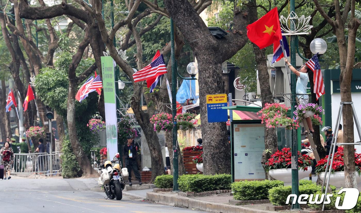 베트남 하노이 멜리아호텔 앞에 걸린 북한 인공기, 미국 성조기, 베트남 금성홍기 중 관계자가 미국 성조기를 내리고 있다. 2019.3.1/뉴스1 ⓒ News1 박세연 기자