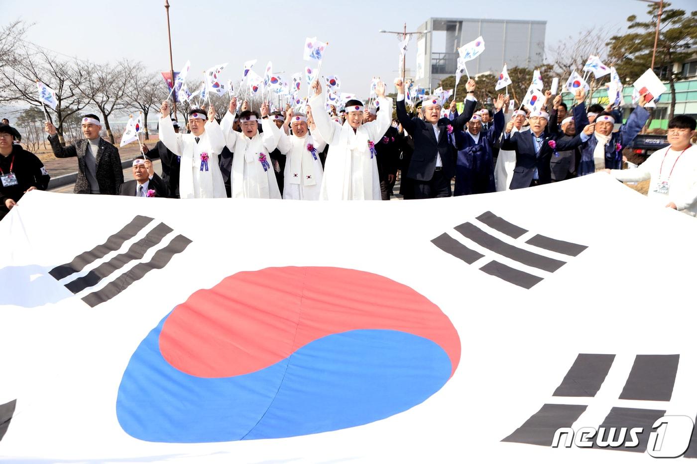 본문 이미지 - 3·1운동 100주년인 1일 오전 경북 안동문화예술의전당에 모인 시민들이 임시정부 초대 국무령을 지낸 석주 이상룡 선생의 생가인 임청각까지 '대한독립 만세'를 외치며 거리행진을 하고 있다. /뉴스1