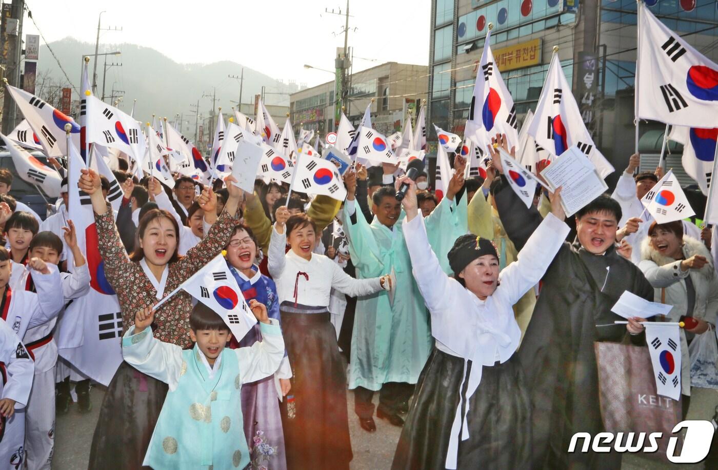 본문 이미지 - 3·1절인 1일 경북 칠곡군 석적읍 섬내공원에서 열린 3·1운동 100주년 기념 '장곡 만세운동 문화제'에 참석한 군민들이 태극기 거리행진을 펼치며 대한독립만세를 외치고 있다. 2019.3.1/뉴스1 ⓒ News1 정우용 기자