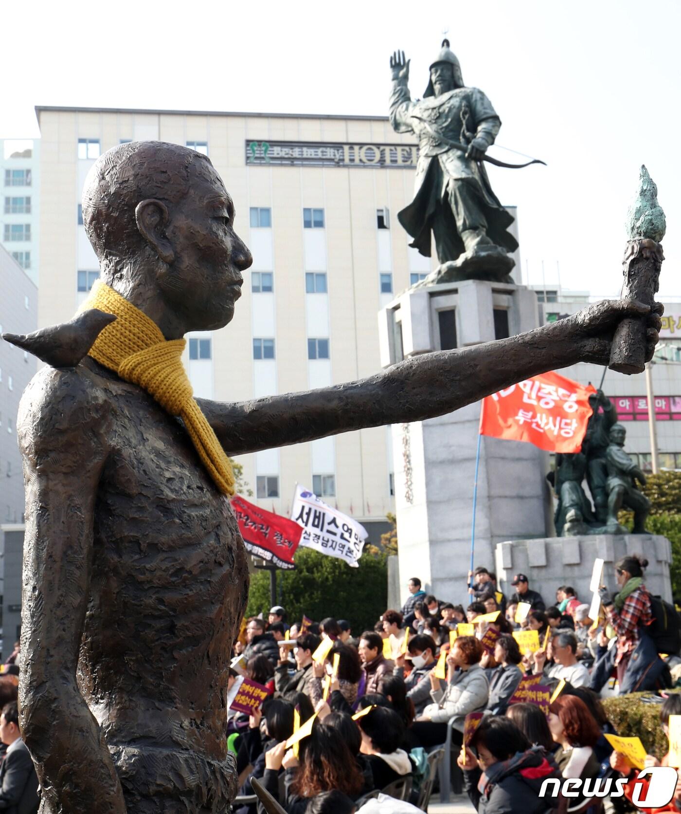 본문 이미지 - 3·1절 제100주년인 1일 오후 부산 동구 초량동 정발장군 공원에서 강제징용 노동자상이 9개월 만에 다시 모습을 드러낸 가운데 '3·1절 100주년 부산시민대회'가 열리고 있다. 2019.3.1/뉴스1 ⓒ News1 여주연 기자