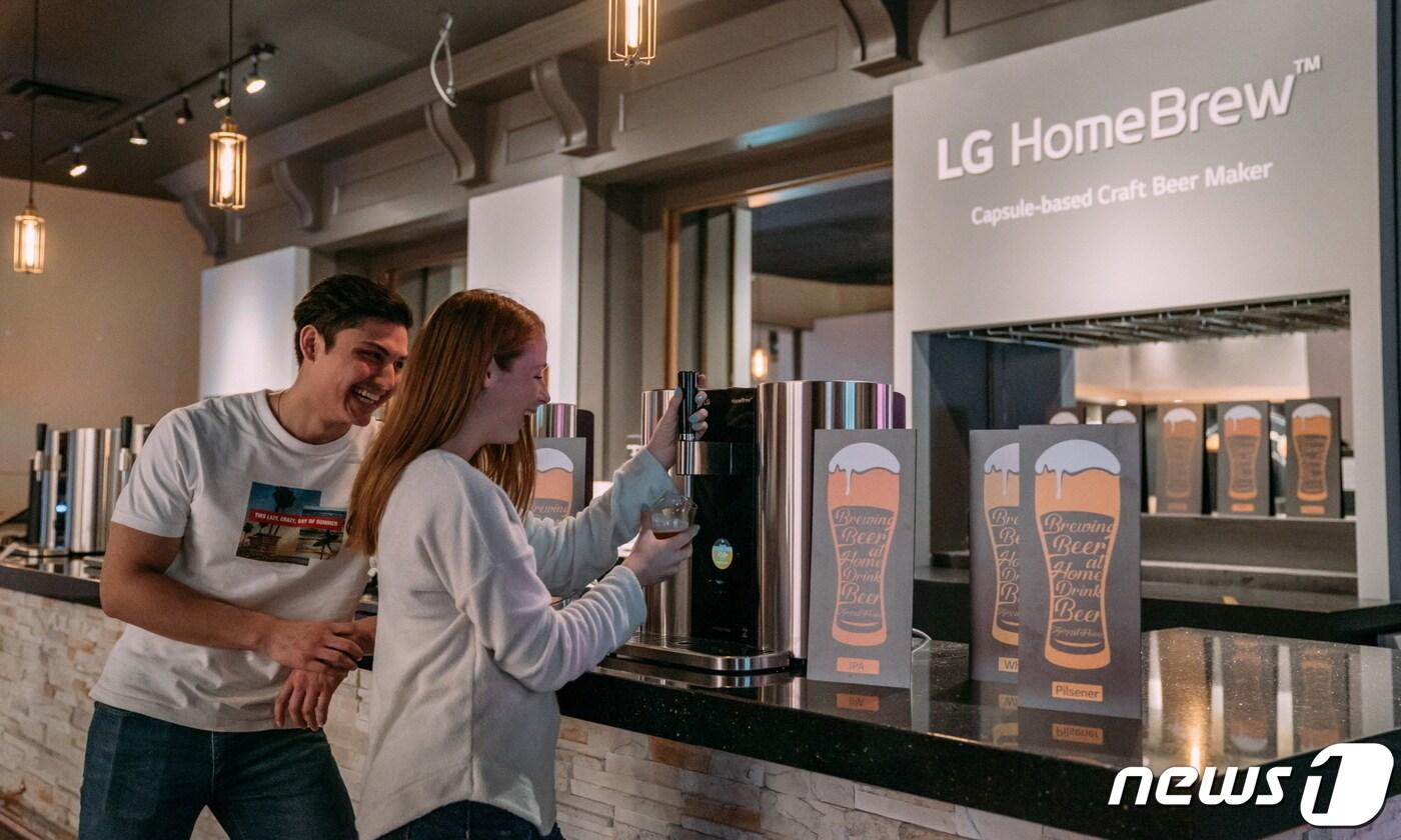 지난 33월 미국 텍사스주 오스틴시에서 개막한 세계 최대 규모 페스티벌 사우스 바이 사우스웨스트(South by Southwest)에서 LG전자의 모델들이  ‘LG 홈브루’를 사용하고 있다,(LG전자 제공) 2019.3.10/뉴스1