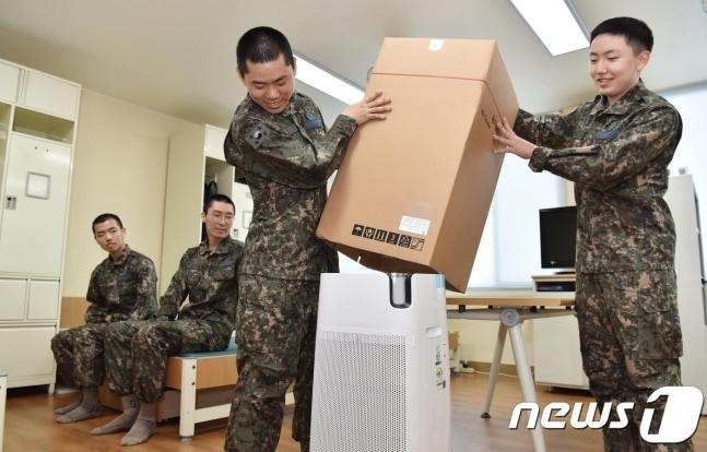 본문 이미지 - 공군항공안전단 소속 장병들이 8일 병영생활관에 보급된 SK매직 '슈퍼I 공기청정기' 제품을 개봉하며 즐거워하고  있다(국방부 제공)ⓒ 뉴스1