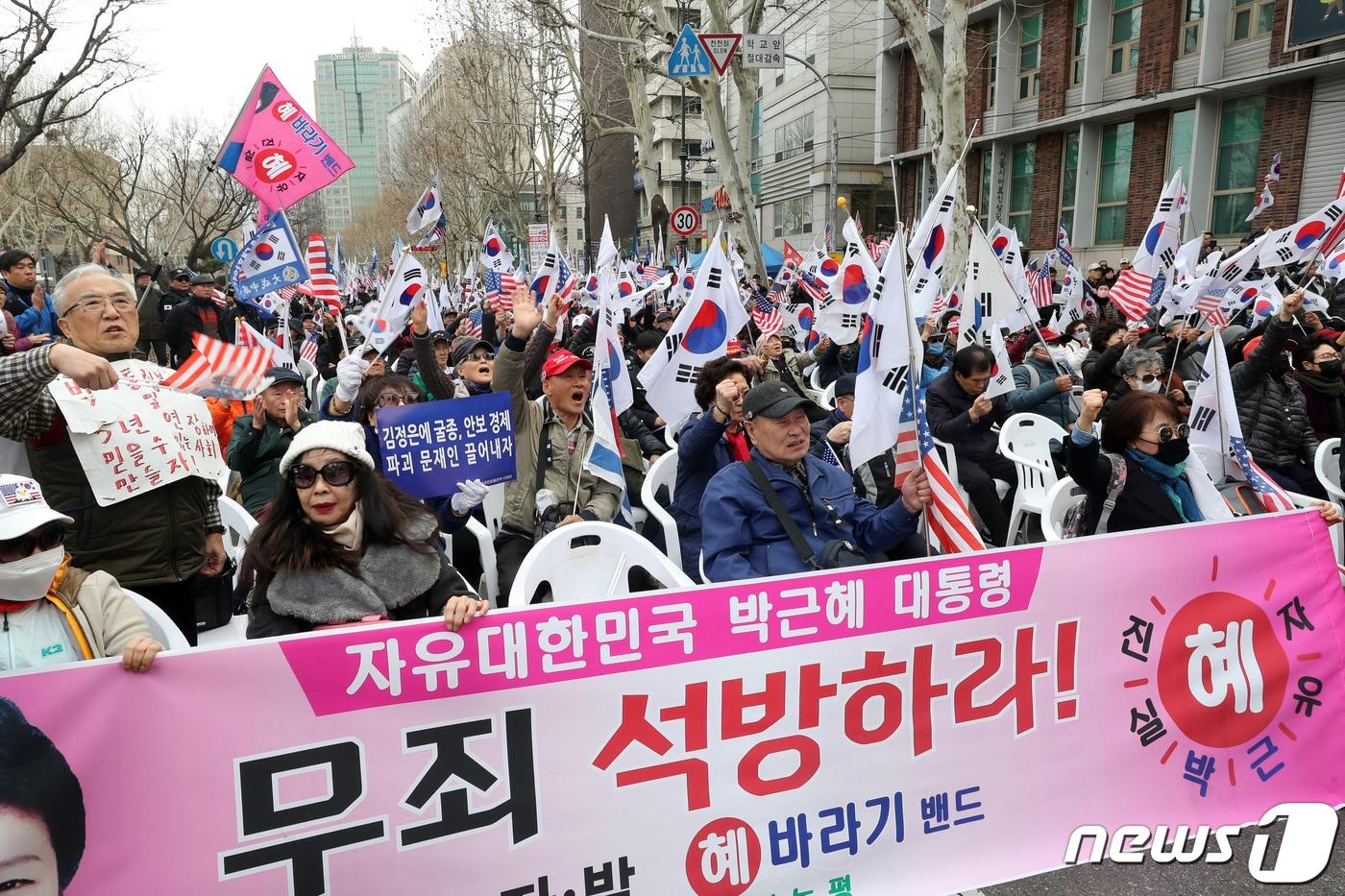 본문 이미지 - 박근혜 전 대통령 탄핵 2년을 맞은 10일 오후 서울 종로구 안국역 앞에서 태극기혁명국민운동본부 등 보수단체 회원들이 태극기를 흔들며 박 전 대통령의 석방을 촉구하고 있다. 2019.3.10/뉴스1 ⓒ News1 황기선 기자
