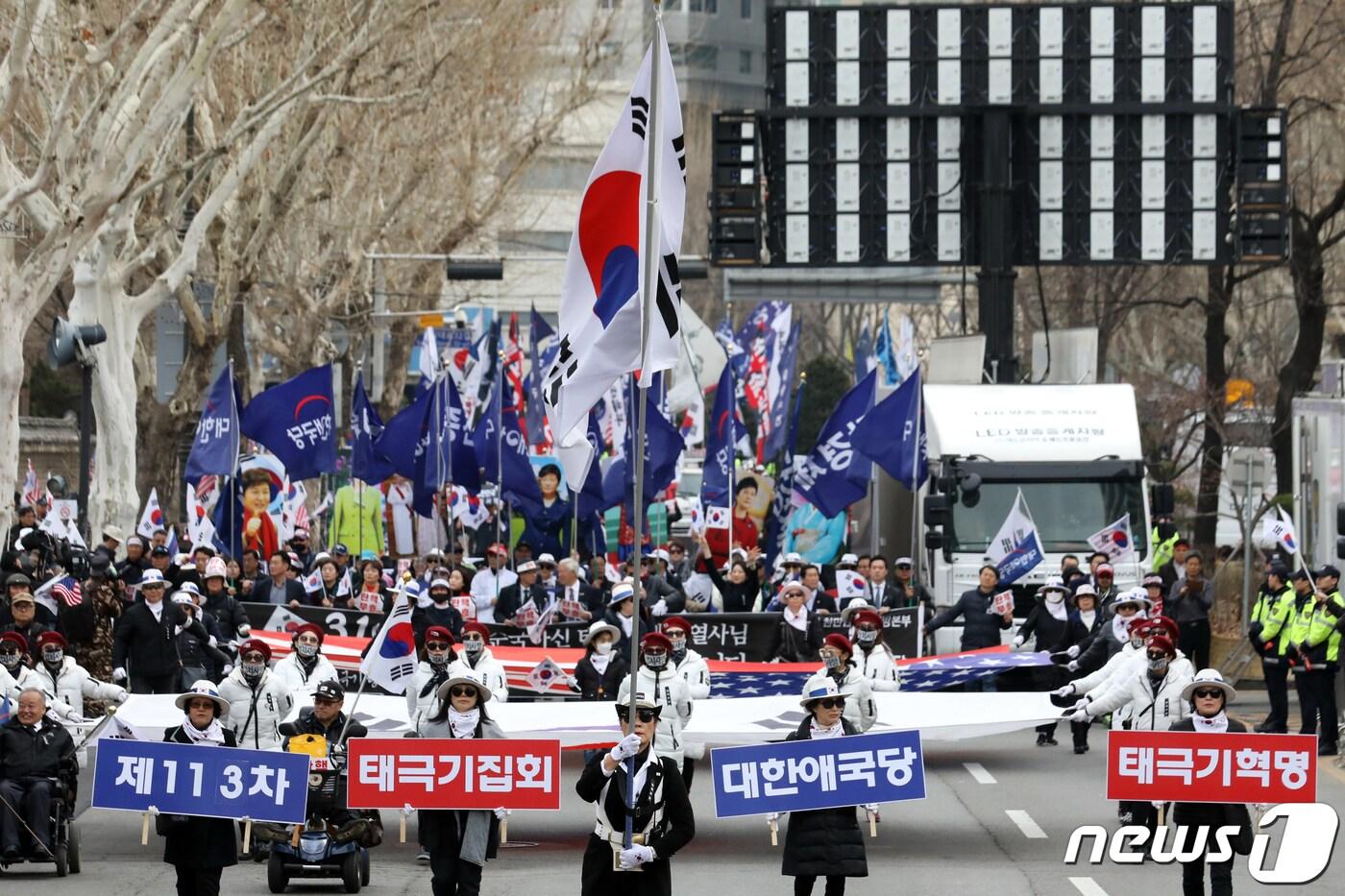 박근혜 전 대통령 탄핵 2년을 맞은 10일 오후 박근혜대통령 무죄 석방 1천만 국민운동본부와 대한애국당 등 참석자들이 박 전 대통령의 석방을 촉구하며 안국역 방향으로 행진하고 있다. 2019.3.10/뉴스1 ⓒ News1 황기선 기자