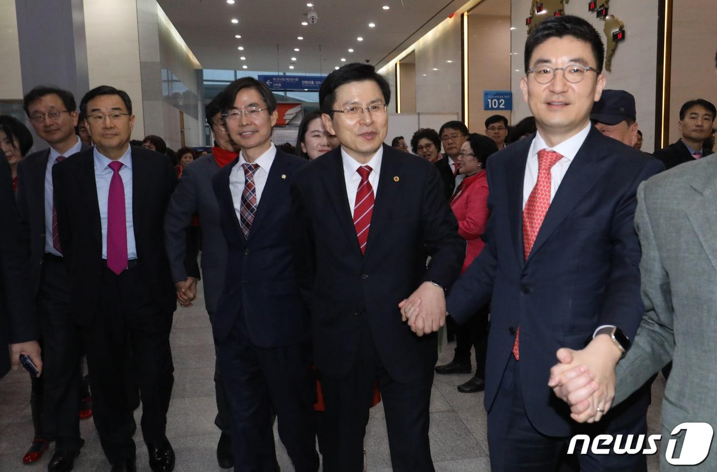 황교안 자유한국당 대표가 지난 3월10일 오후 부산 해운대구 벡스코 컨벤션홀 1층에서 열린 '자유한국당 부산시당 자유시민 정치박람회'에서 축제를 즐기자는 의미의 손에 손잡고 퍼포먼스를 펼치고 있다. 2019.3.10/뉴스1 ⓒ News1 여주연 기자