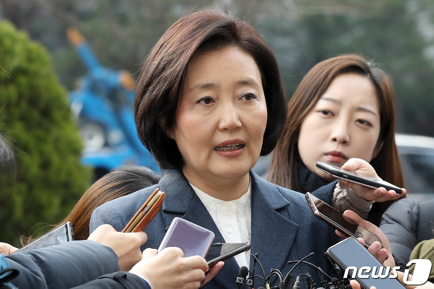 본문 이미지 - 박영선 중소벤처기업부 장관 후보자가 11일 오전 서울 영등포구 여의도 삼희익스콘벤처타워에 마련된 사무실로 출근하며 취재진의 질문에 답하고 있다. 2019.3.11/뉴스1 ⓒ News1 민경석 기자