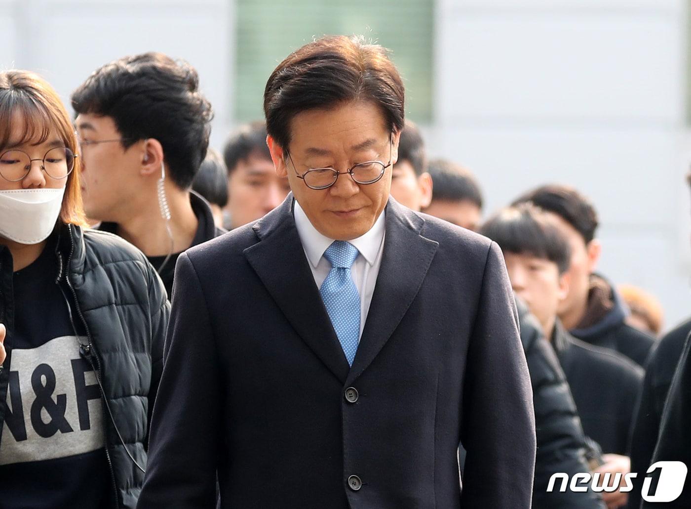 본문 이미지 - 이재명 경기도지사가 11일 오전 경기도 성남시 수원지방법원 성남지원에서 열리는 9차 공판에 출석하고 있다. 이날 공판에는 검찰 측 증인으로 이 지사의 친형 고 이재선씨의 부인 박인복씨, 딸 주영씨가 출석할 예정이다. 2019.3.11/뉴스1 ⓒ News1 조태형 기자