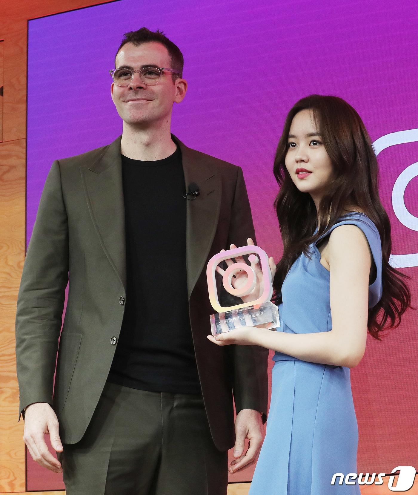 본문 이미지 - 아담 모세리인스타그램 대표(왼쪽)와 배우 김소현. ⓒ News1