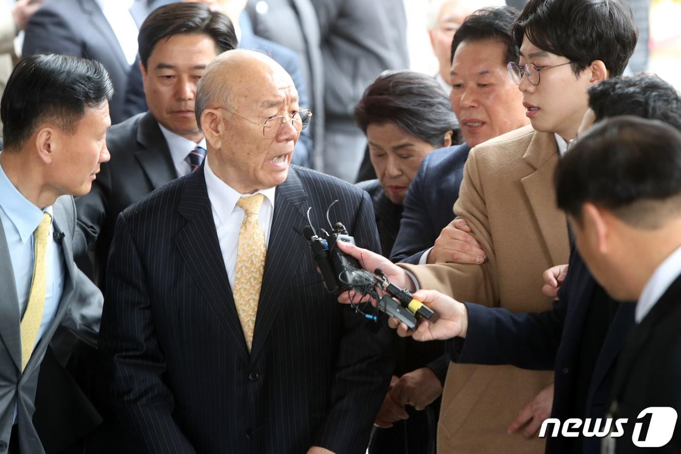 전두환씨가 5·18 민주화운동 관련 피고인으로  지난 2019년 3월 11일 광주지방법원에 들어서고 있다. 2019.3.11/뉴스1 ⓒ News1 황희규 기자