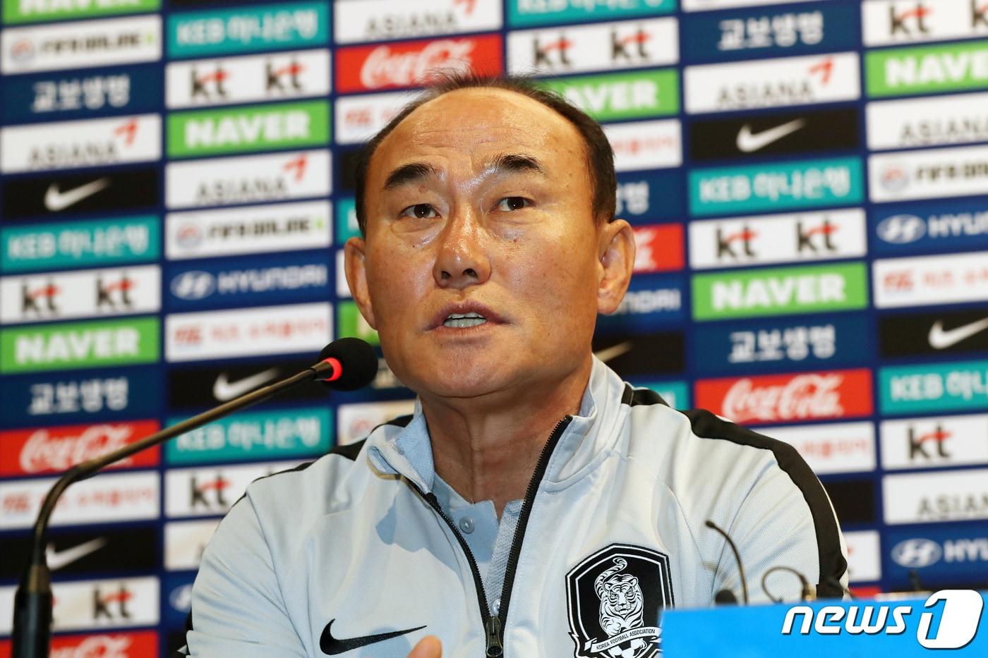 본문 이미지 - 김학범 대한민국 U-23 남자 축구대표팀 감독이 11일 오후 경기 파주 NFC에서 열린 기자회견에서 취재진의 질문에 답하고 있다. 2019.3.11/뉴스1 ⓒ News1 민경석 기자