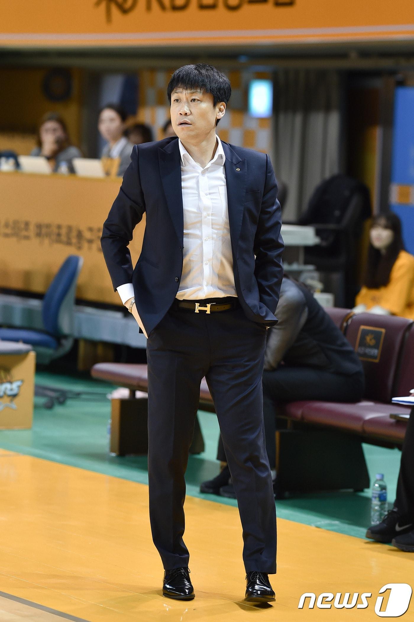 본문 이미지 - 박성배 신한은행 감독(WKBL 제공). ⓒ 뉴스1