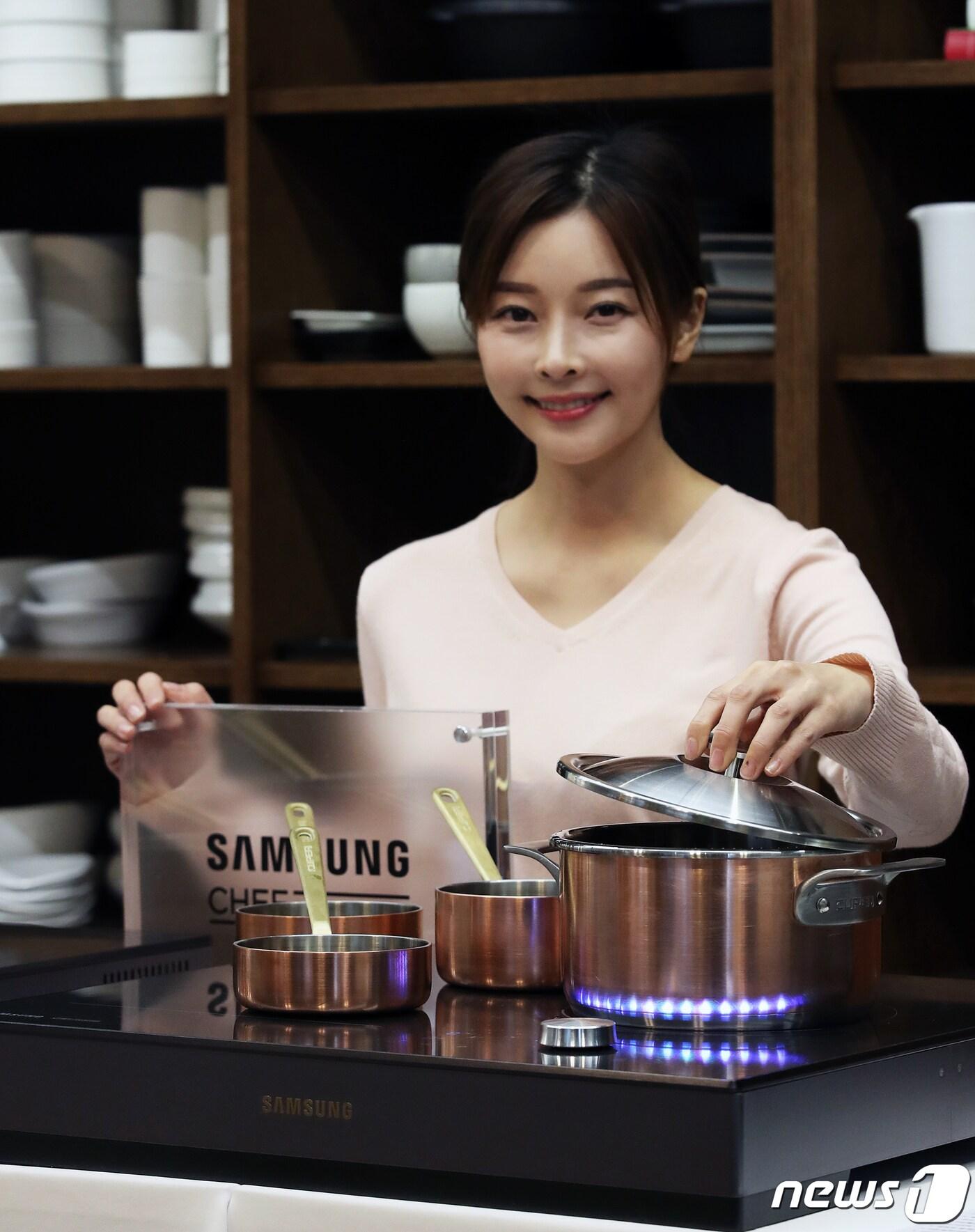 본문 이미지 - 삼성전자 모델이 12일 서울 중구 샘표 우리맛 공간에서 열린 '2019년형 삼성 전기레인지 인덕션 쇼케이스'에서 신제품을 소개하고 있다. 삼성전자의 신제품 전기레인지 인덕션은 최대 6,800W 또는 7,200W의 강력한 화력과 다양한 조리 도구에 따라 공간 활용이 자유로운 '콰트로 플렉스존', LED 가상 불꽃, 정교한 온도 조절이 가능한 마그네틱 다이얼 등의 기능을 갖췄다. 2019.3.12/뉴스1 ⓒ News1 오대일 기자