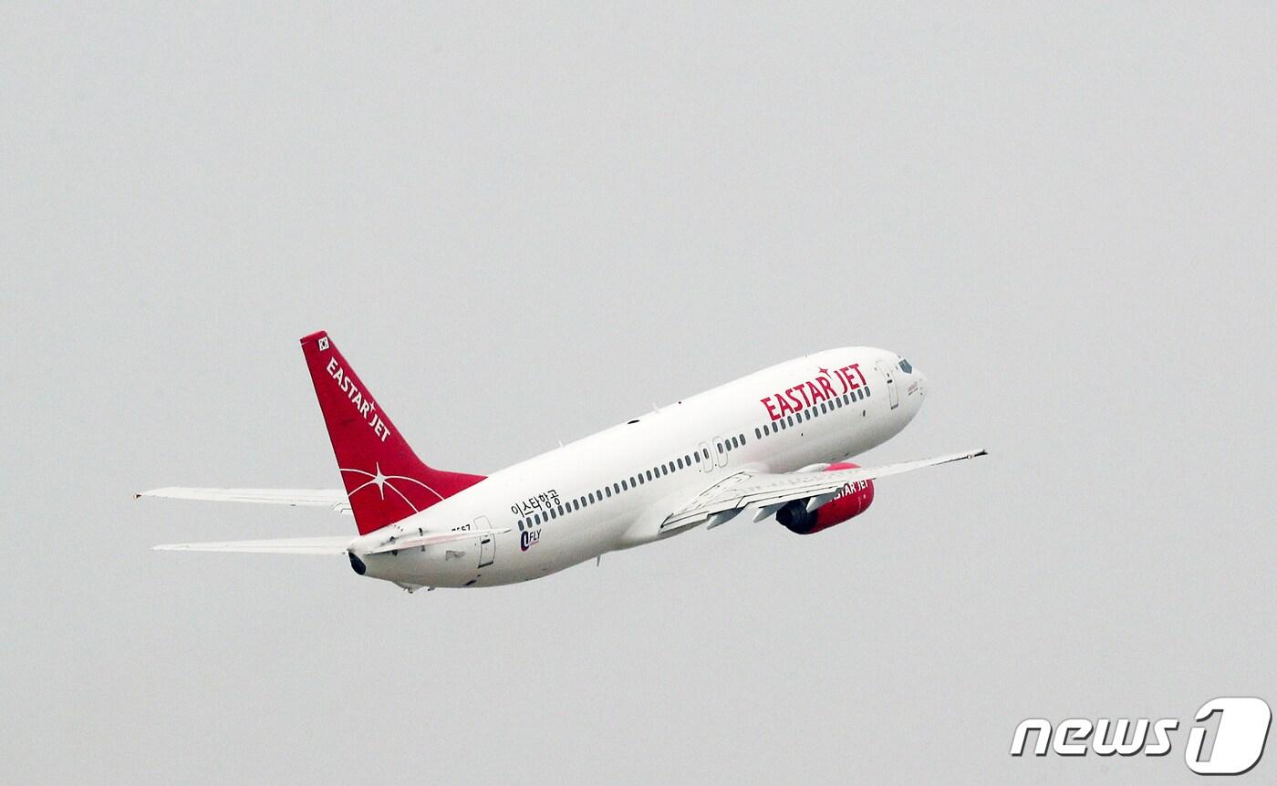 보잉 737 MAX(맥스) 8 기종.  사진은 12일 오후 서울 강서구 김포공항 활주로에서 이스타항공 여객기가 이륙하고 있다. 2019.3.12/뉴스1 ⓒ News1 이재명 기자