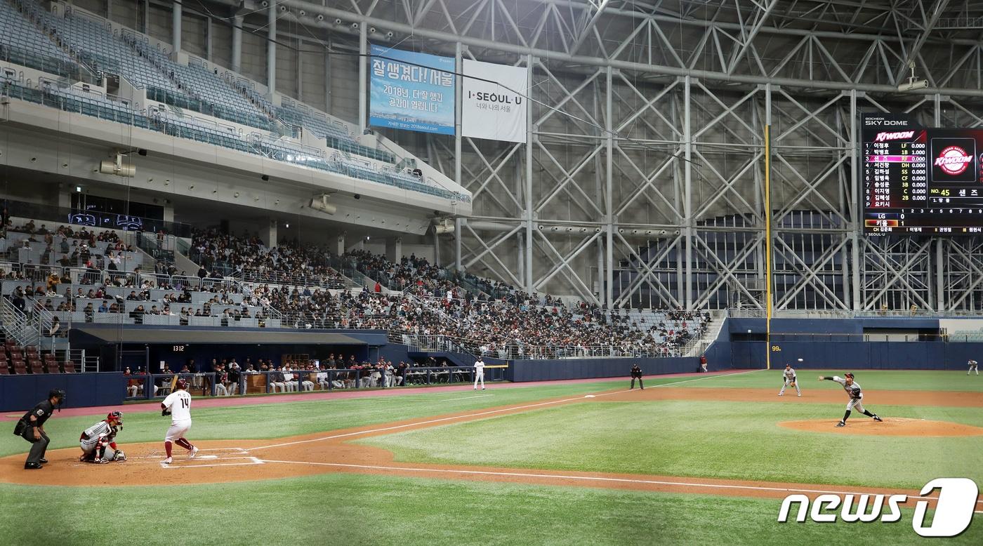 본문 이미지 - 서울 구로구 고척스카이돔에서 2019 프로야구 신한은행 마이카 KBO리그 키움 히어로즈와 LG 트윈스의  시범경기/뉴스1 DB.ⓒ News1 구윤성 기자