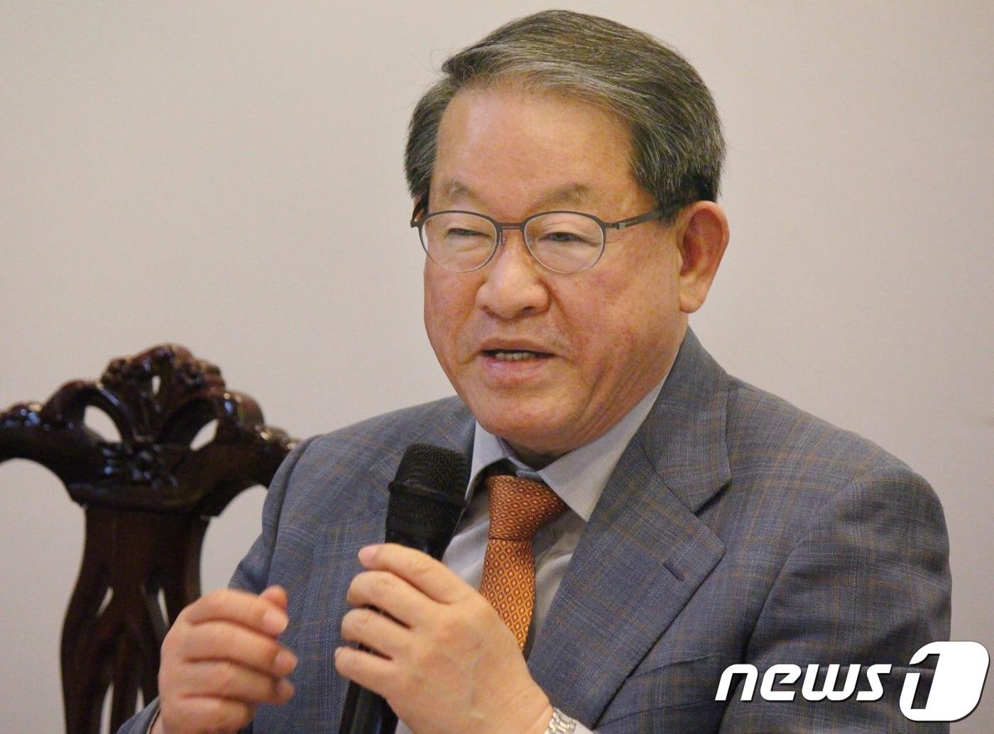 본문 이미지 - 강호갑 한국중견기업연합회 회장이 12일 서울 여의도 오간 간담회에서 모두발언을 하고 있다.(한국중견기업연합회 제공)ⓒ 뉴스1