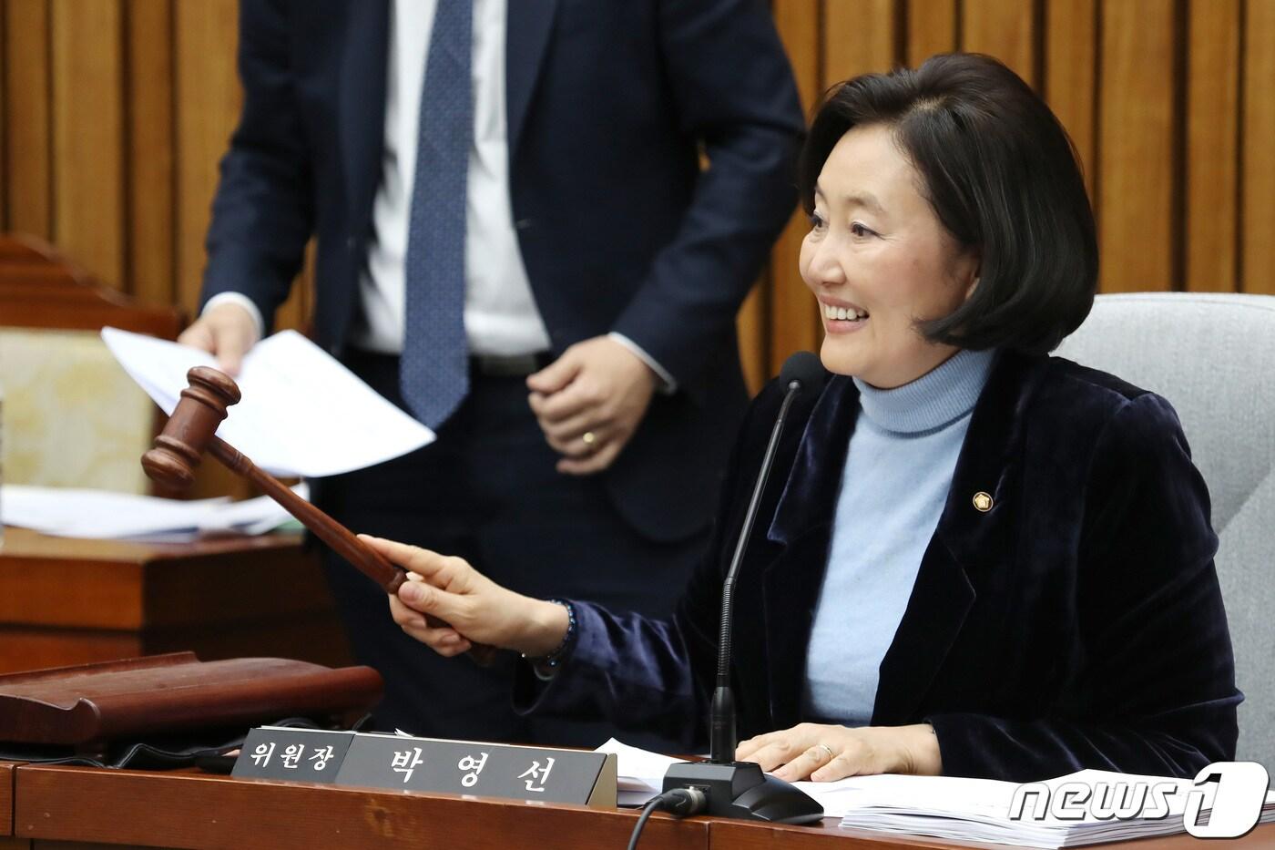 박영선 국회 사법개혁특별위원장이 13일 오전 서울 여의도 국회에서 열린 사법개혁특별위원회 전체회의에서 의사봉을 두드리고 있다. 이날 박 위원장은 중소벤처기업부 장관 후보로 내정되어 위원장직을 사임했다. 2019.3.13/뉴스1 ⓒ News1 임세영 기자