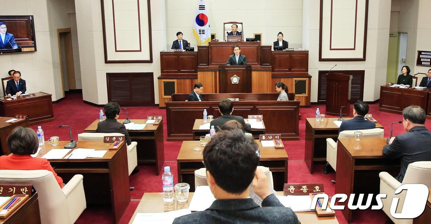 본문 이미지 - 13일 열린 제229회 구미시의회 임시회 제2차 본회의 모습(구미시의회제공)/ⓒ 뉴스1