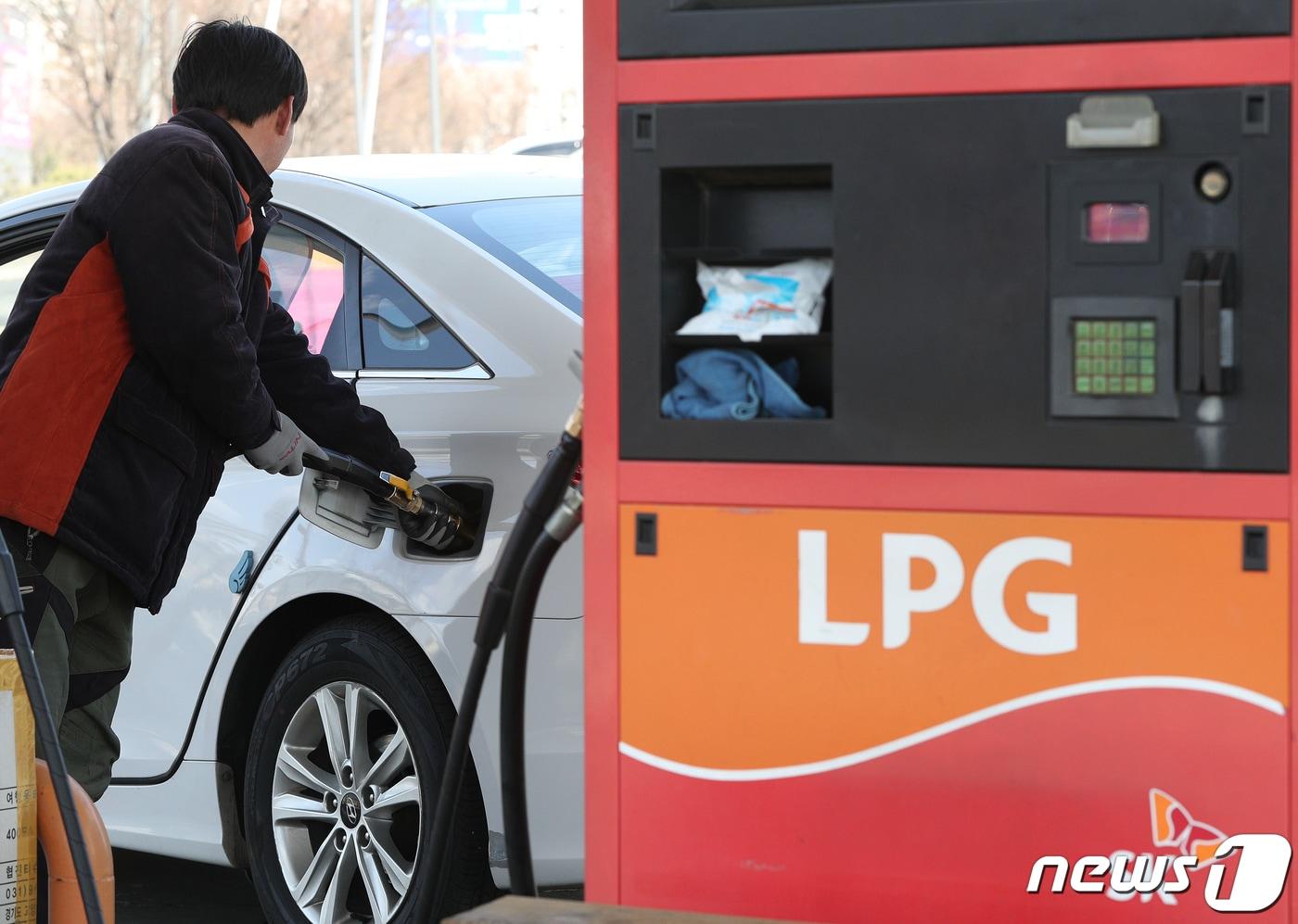 경기도 고양시의 한 액화석유가스(LPG) 충전소에서 운전자들이 LPG를 충전하고 있다.(사진은 기사 내용과 관련이 없음) 2019.3.13/뉴스1 ⓒ News1 신웅수 기자
