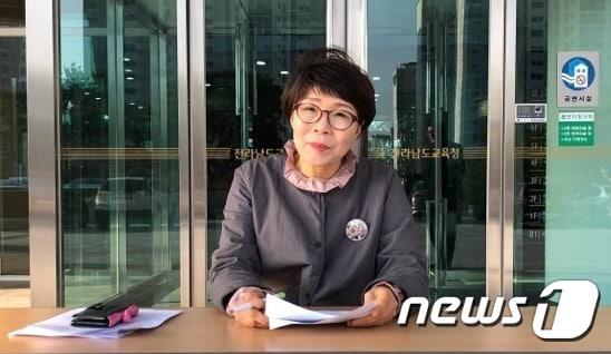 본문 이미지 - 오영란 한유총 전남지부장이 13일 전남도교육청 앞에서 한유총 이사장 선거 출마를 선언했다.2019.3.13/뉴스1 ⓒ News1 박진규 기자