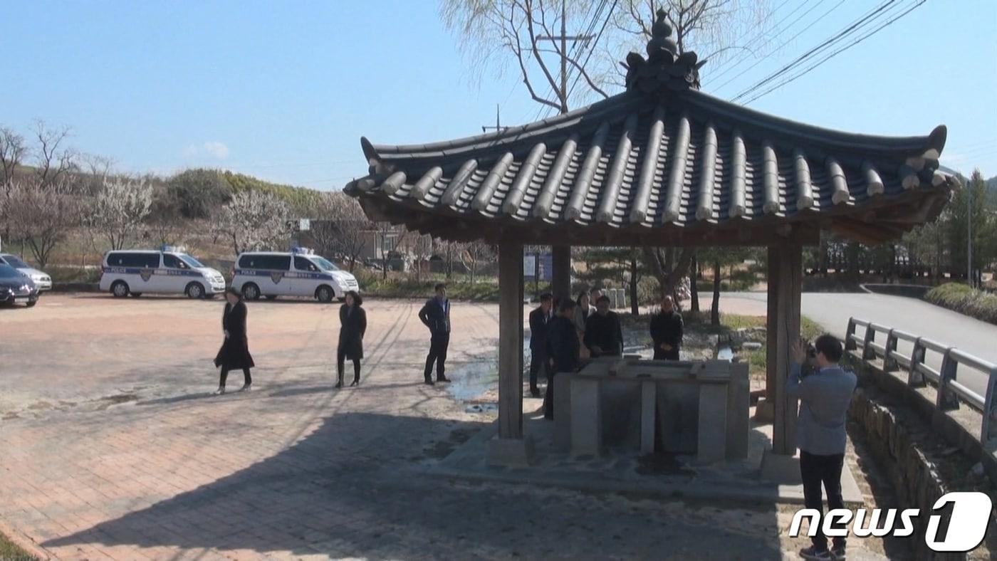 지난 3월13일 강원 동해시 심곡마을 한 우물에서 '여교사 피살사건'과 관련, 경찰과 전문가들이 현장을 둘러보고 있다.(강원지방경찰청 제공)2019.3.13/뉴스1 ⓒ News1