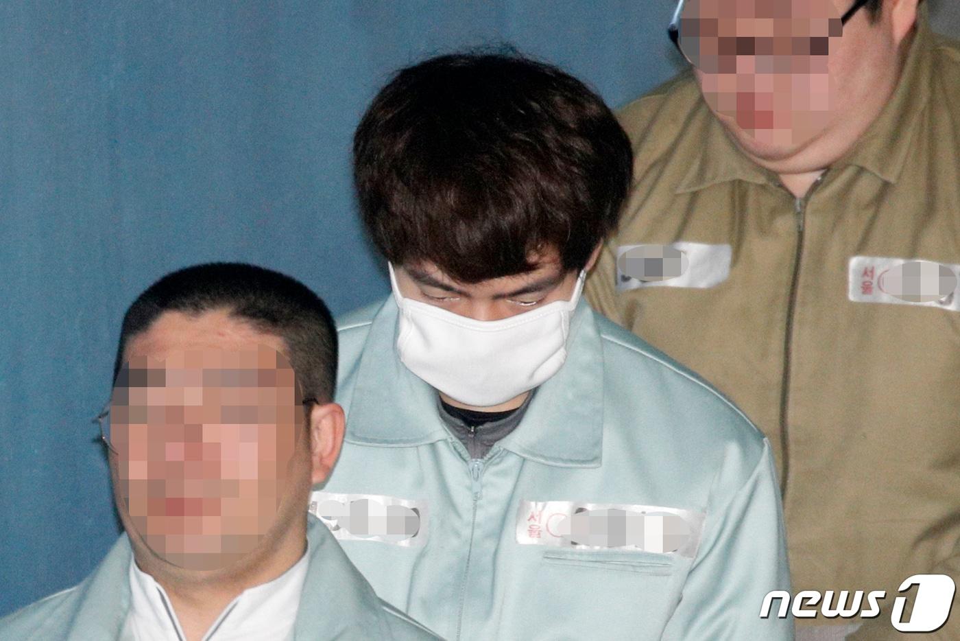 본문 이미지 - 무면허 음주운전을 하다가 추돌사고를 낸 뒤 현장에서 도주한 혐의로 구속 기소된 배우 손승원이 2019년 3월 서울 서초구 중앙지방법원에서 열린 도로교통법위반 등 공판기일에 출석하고 있다. 2019.3.14 ⓒ 뉴스1 안은나 기자