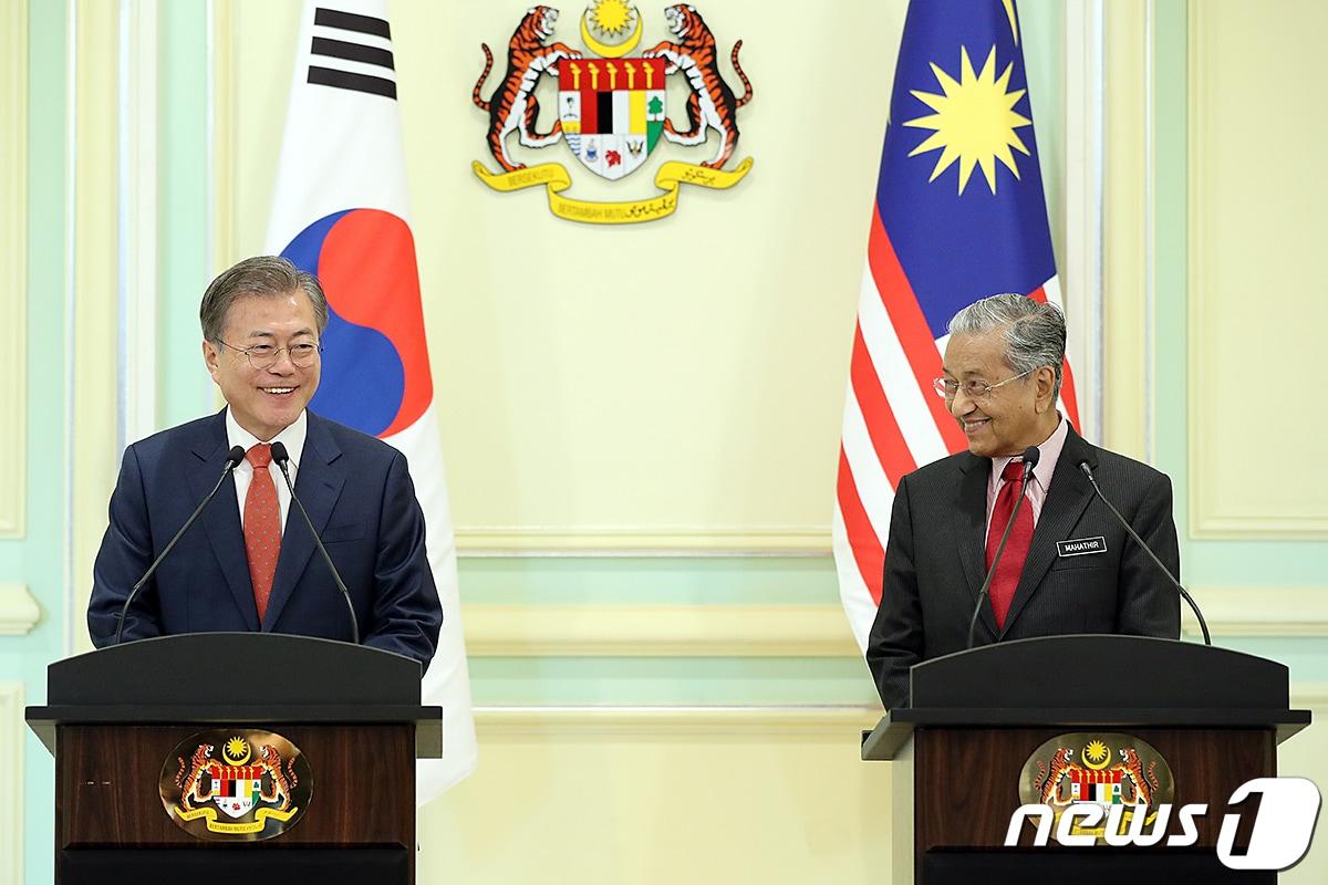 본문 이미지 - 문재인 대통령이 지난 13일 오후 푸트라자야 총리 궁에서 마하티르 모하메드 말레이시아 총리와 공동언론발표를 하고 있다. (청와대 제공) 2019.3.14/뉴스1