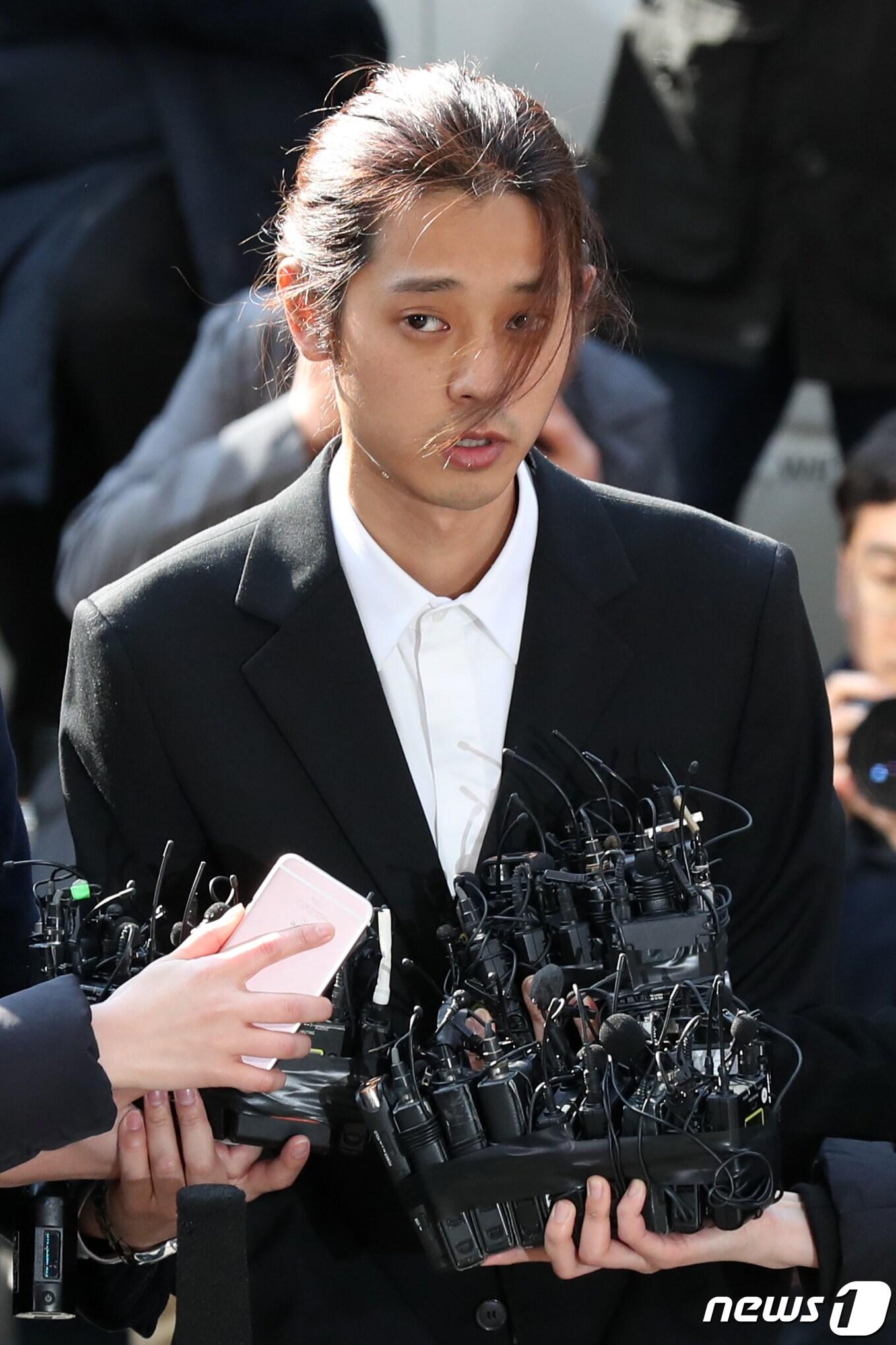 본문 이미지 - 이성과의 성관계를 불법 촬영해 유포한 혐의를 받고 있는 가수 정준영(30)이 14일 오전 서울 종로구 서울지방경찰청에 조사를 받기 위해 출석하며 취재진의 질문에 답하고 있다. 2019.3.14/뉴스1 ⓒ News1 민경석 기자