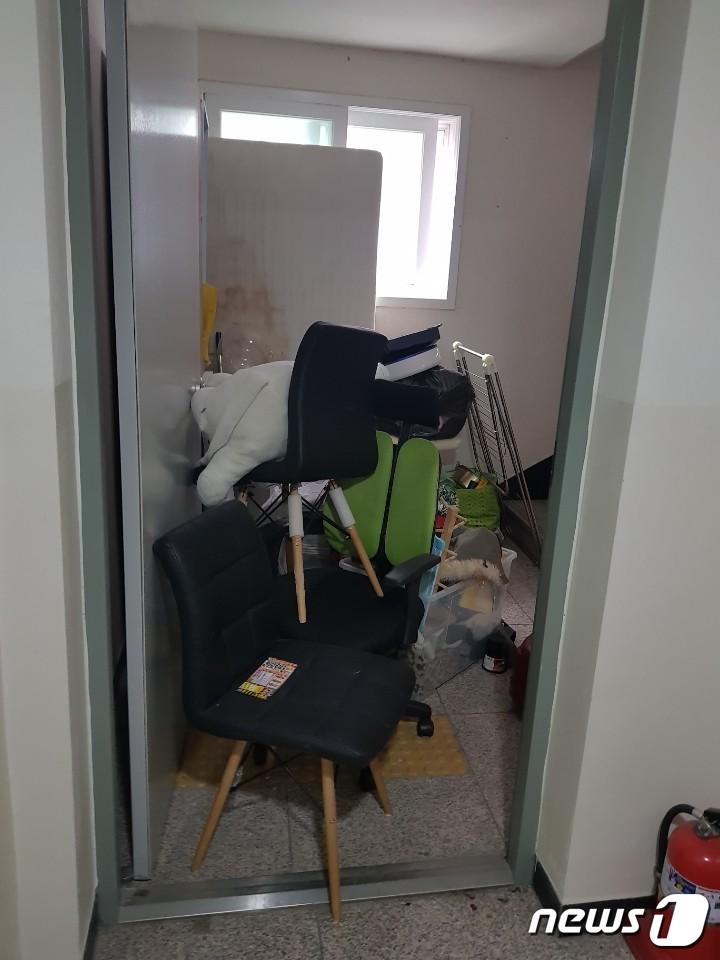 본문 이미지 - 비상구에 장애물을 쌓아둔 모습(경기도 제공) ⓒ News1 진현권 기자