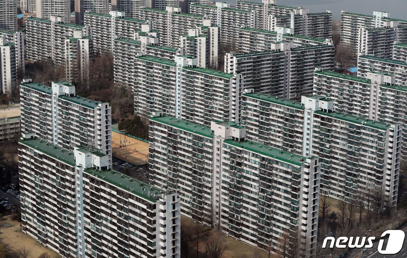 국토교통부가 아파트를 비롯한 전국의 공동주택 공시 예정가격을 14일 오후 6시에 공개했다. 사진은 이날 서울 송파구 잠실주공 5단지. 2019.3.14/뉴스1 ⓒ News1 구윤성 기자