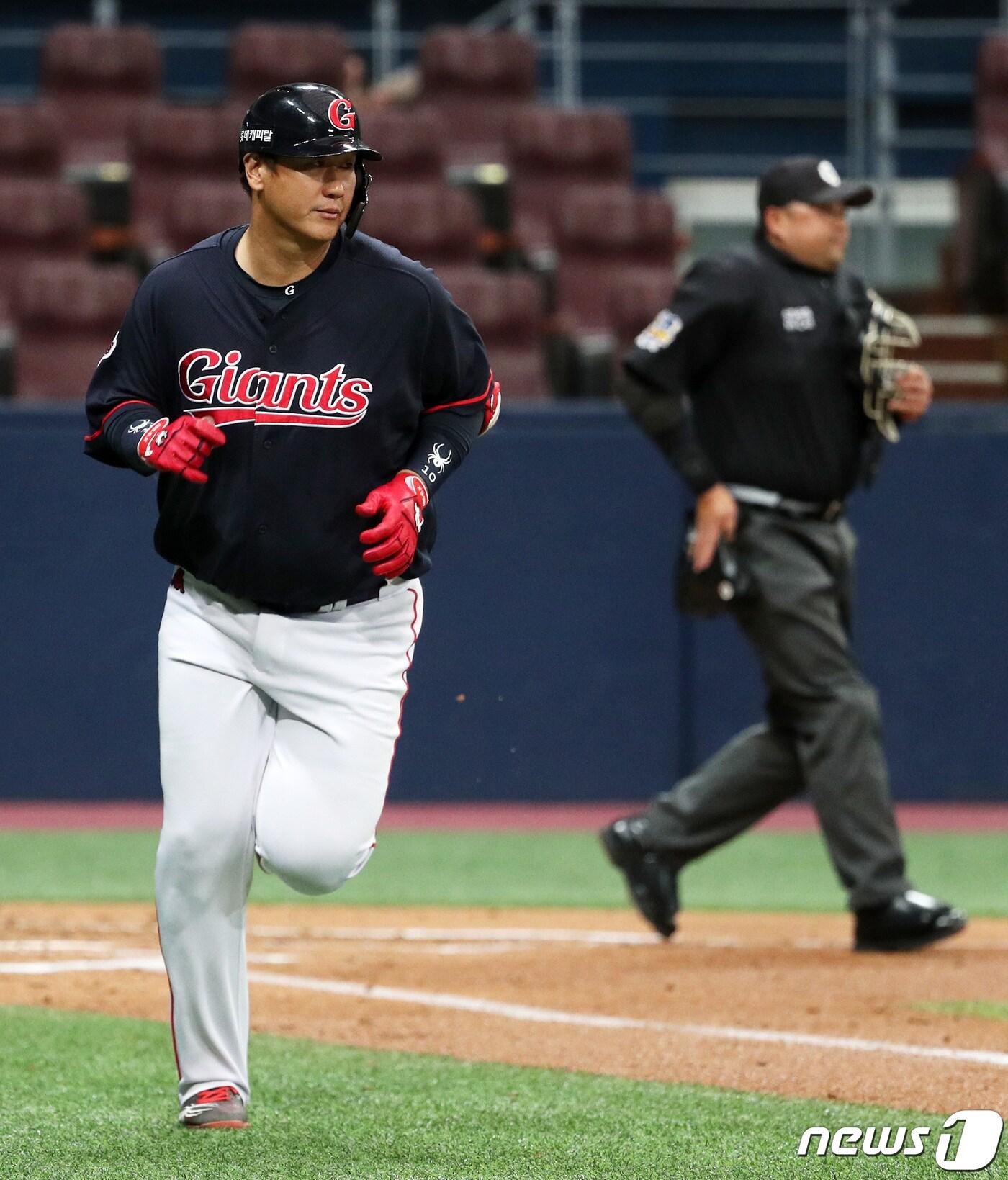 본문 이미지 - 선수협 회장에 당선된 롯데 이대호. ⓒ News1 오장환 기자