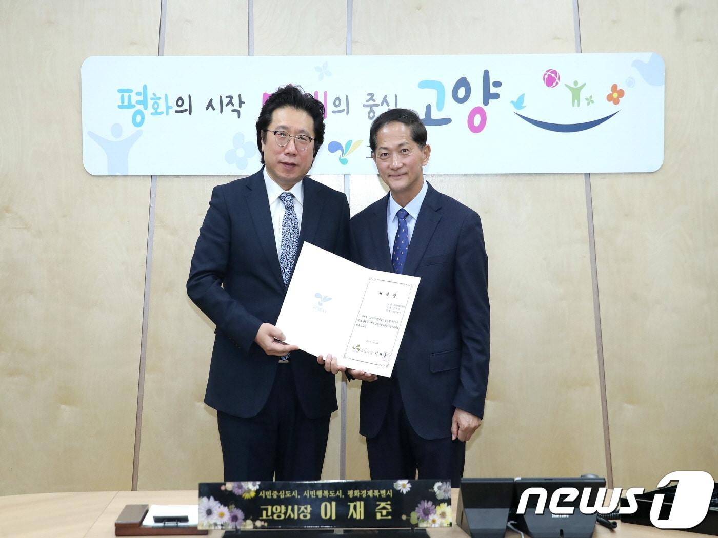 본문 이미지 - 지난 12일 고양시청에서 임한귀 고양시립합창단 신임 상임지휘자(사진 왼쪽)가 이재준 시장으로부터 위촉장을 받고 있다. /사진제공=고양시청 ⓒ 뉴스1